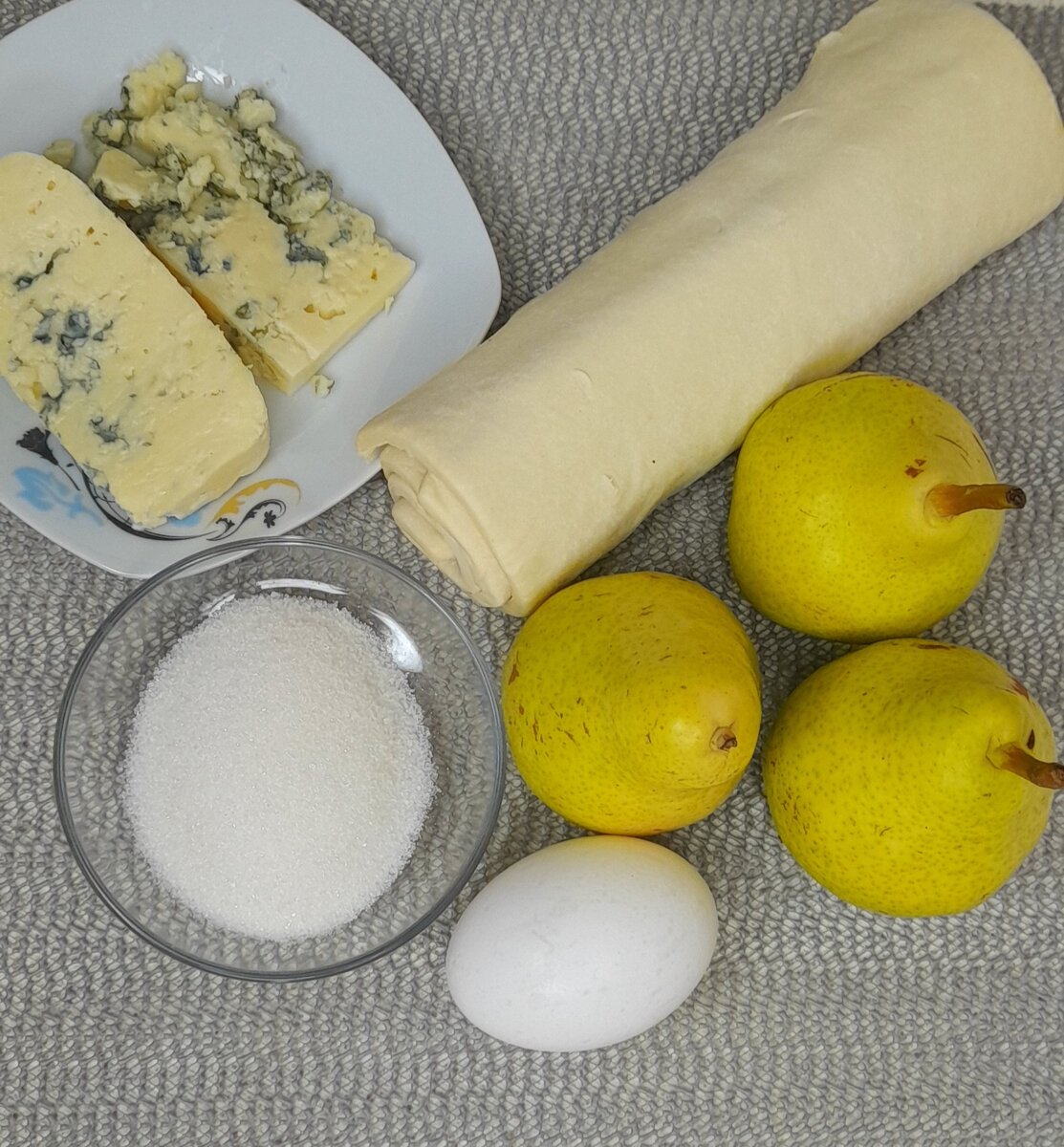 пирог из слоёного теста с грушей и сыром