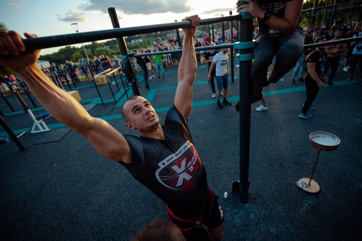 Подтягивания в отказ на ЧМ 2019 по воркауту. Сделал 20 раз с 24 кг гирей.