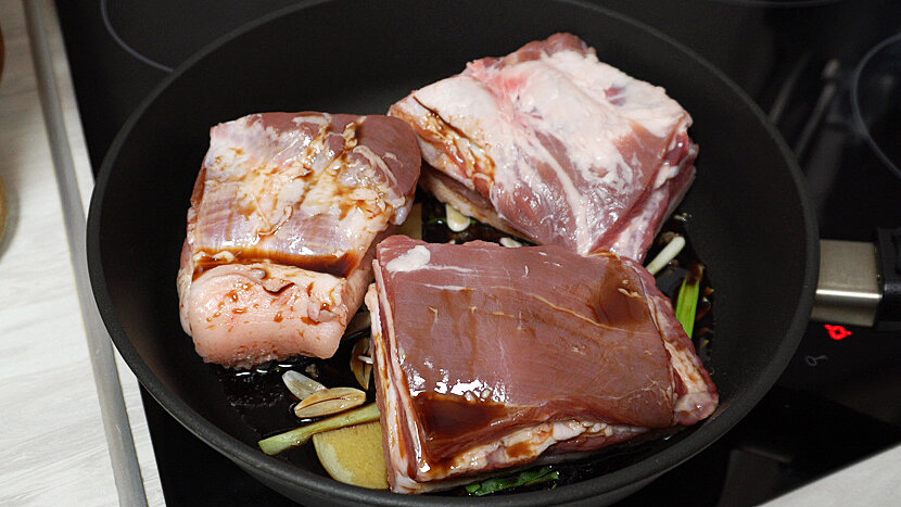 Приготовить быстро вкусно корейку. Грудинка на сковородке. Жареная грудинка свиная. Свинина на сковороде вкусно.