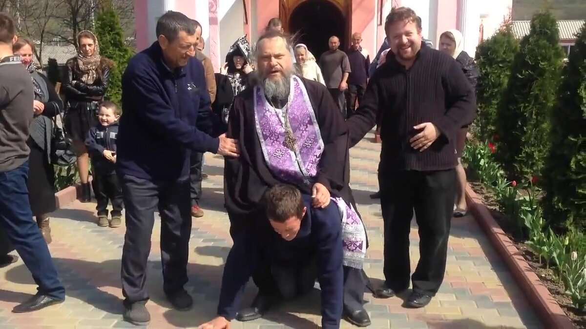 Бесы в храме