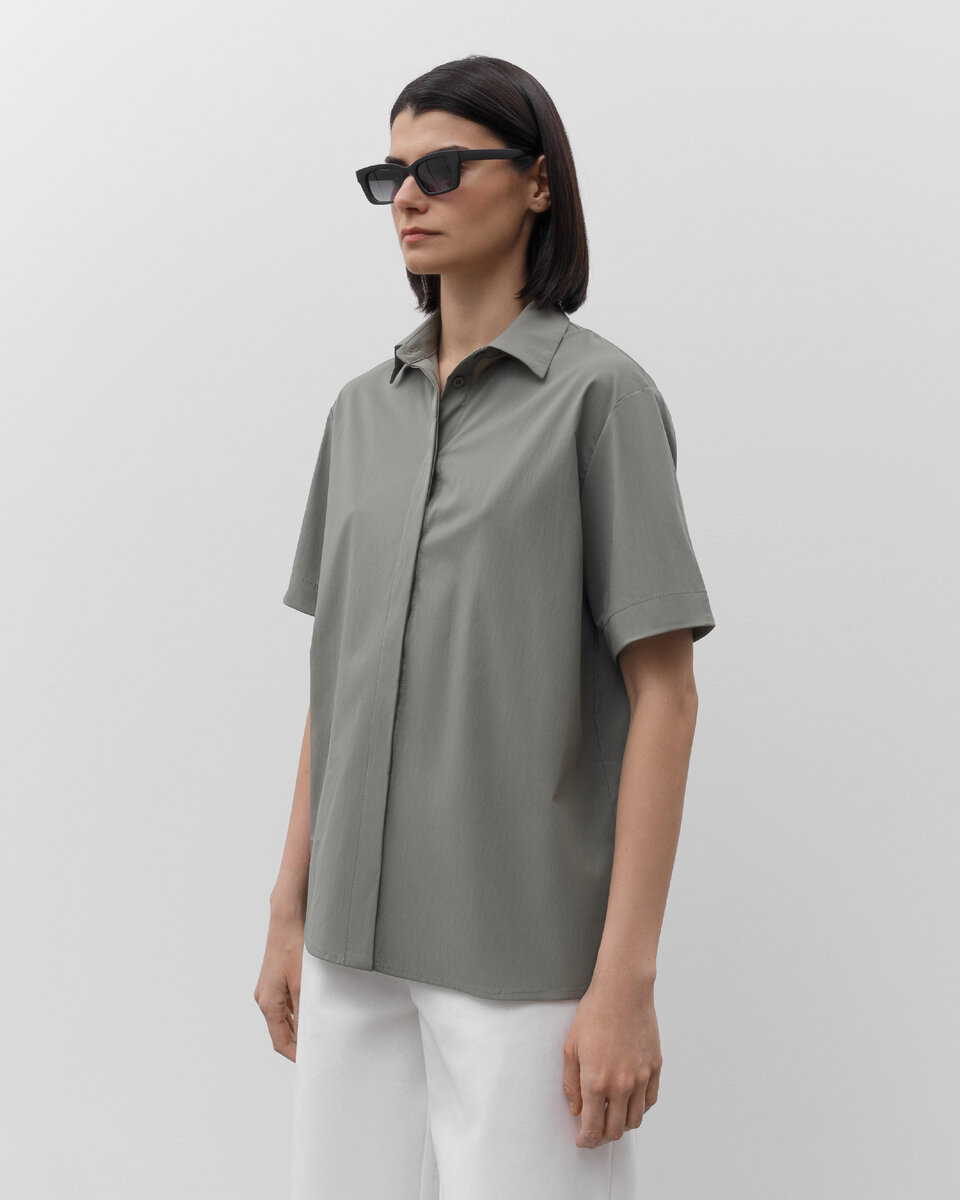 На фото представлена рубашка АНУК (арт. 22025BL), брюки ЛЕОНА (арт. 21124TR).