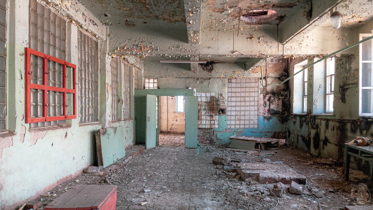 Почему заводы закрылись. Почему заводы закрылись. Заброшенный завод. Метизный завод волгоград. Заброшенный завод астахова.
