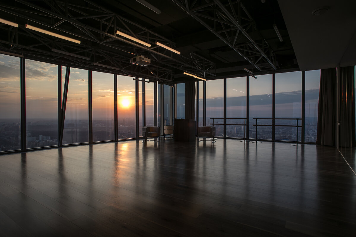 Закат в большом зале клуба йоги и танцев High Level, 75 этаж, башня «ОКО».