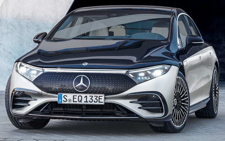 Mercedes-Benz считает, что его новый седан EQS позволит полностью перевернуть сегмент высококлассных электромобилей — ему предстоит конкурировать с флагманскими предложениями Tesla и растущим числом электрокаров от новых и старых автопроизводителей. Mercedes-Benz EQS 2022 года, представленный в четверг, знаменует собой новую электрическую эру для немецкого автопроизводителя.