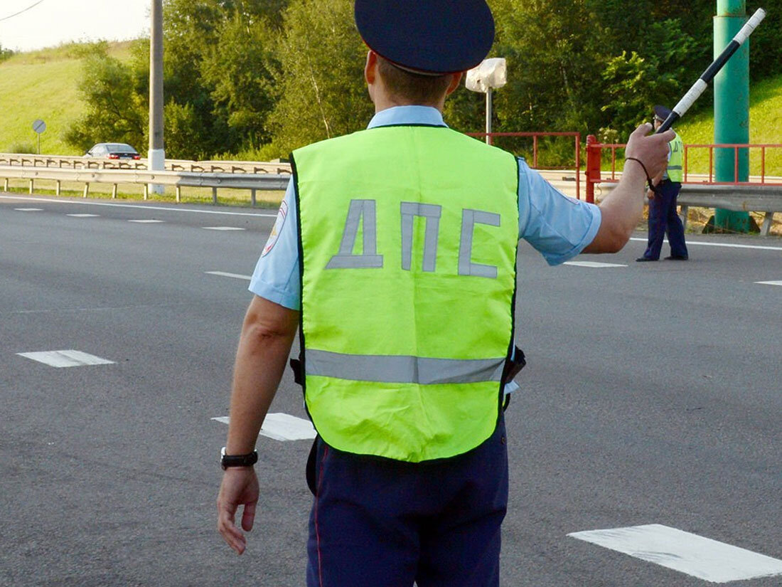 Что предъявлять гаишнику. Каршеринг и машина гибдд. Инспектор гибдд. Инспектор дпс пушкино. Дорожная полиция.