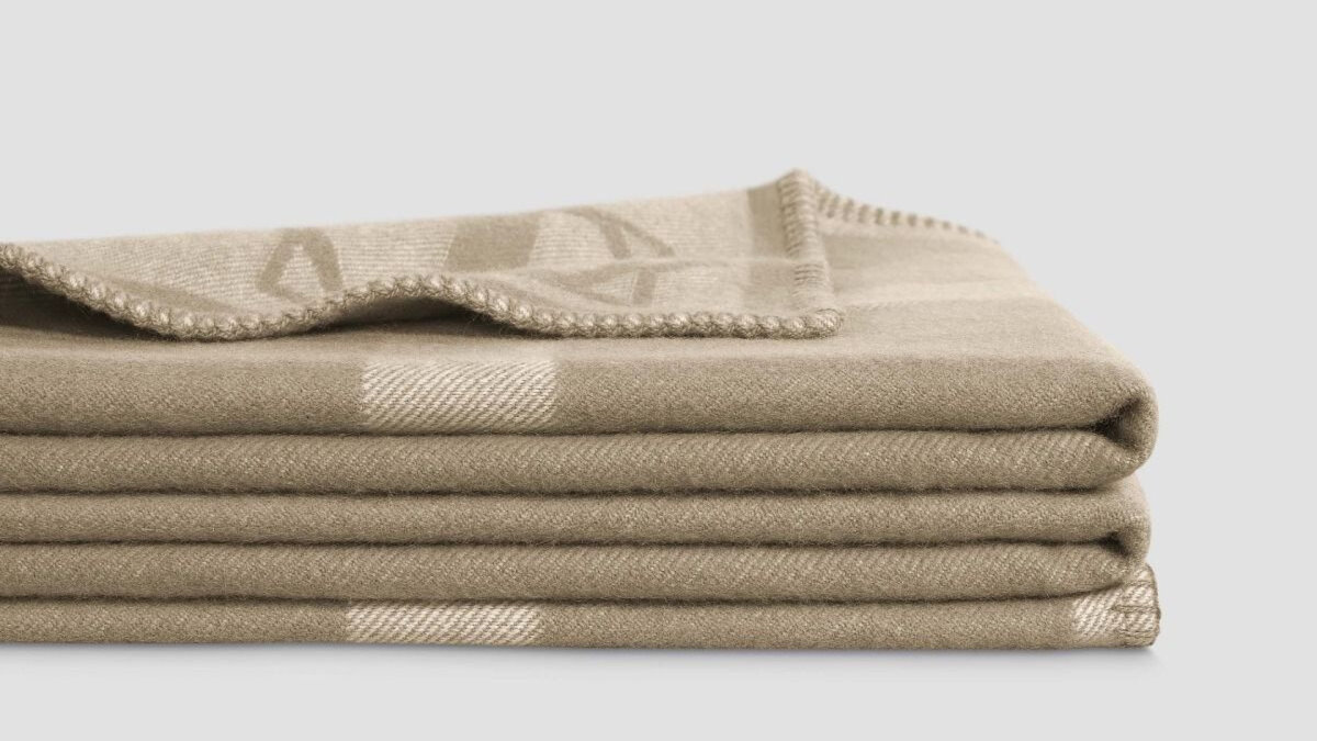 Плед в интерьере гостиной. Плед в интерьере. Красивый плед на диван. Дивандеки 2007е3. Пледы на кровать в спальню.