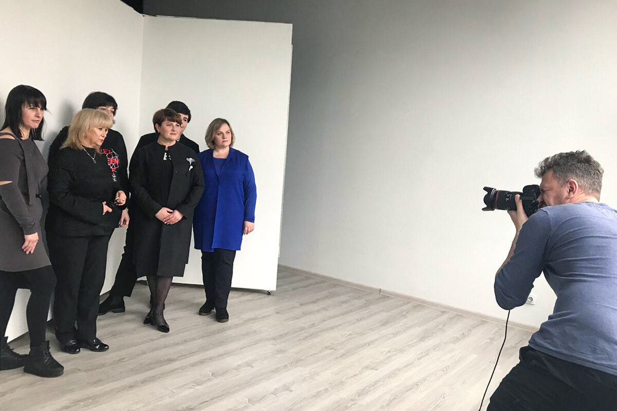 Практика показывает, что найти фотографа для реализации творческих и коммерческих замыслов не легко. Да, на специализированных сайтах Москвы и России выложены тысячи предложений. Однако есть нюансы, которые усложняют поиски.