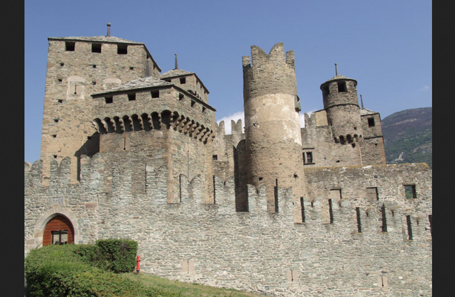 Замок Фенис. Фото из открытого источника в Яндексе