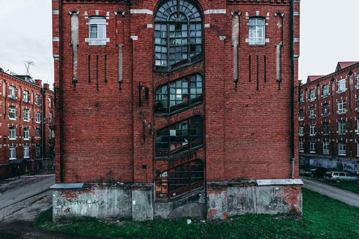 Это торец средней казармы - Спартака, 44. Две соседние внешне почти не отличаются.