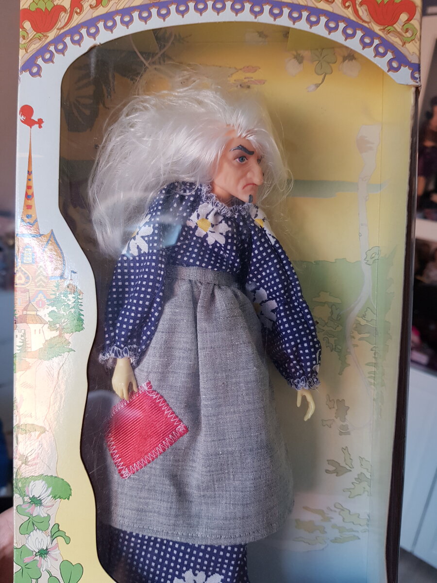 Фото в коробке, в ней она и живёт по сей день. Подозреваю, что я случайно поменяла их с Боярином коробками, листайте карусель