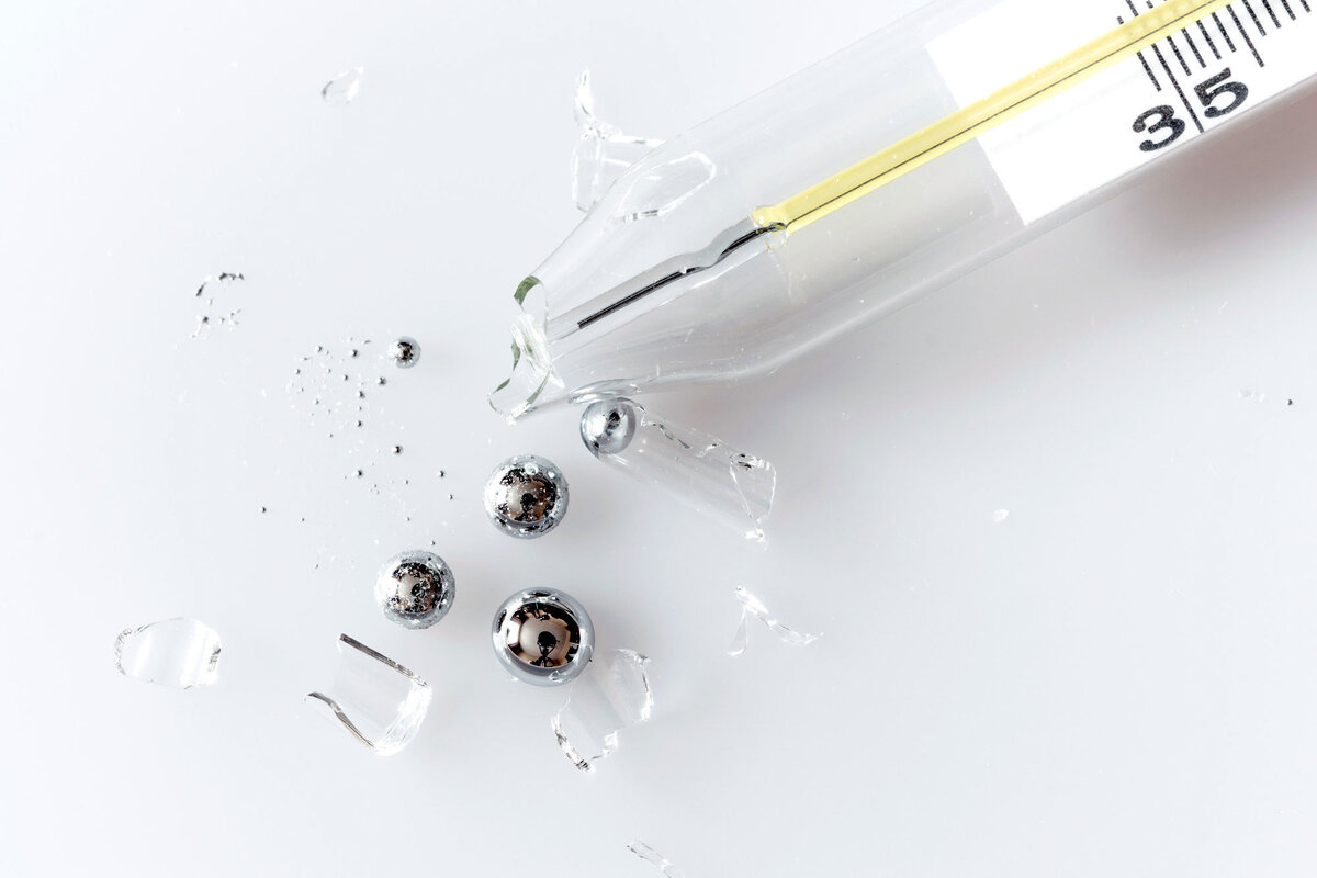 Носик градусника часто разлетается на мелкие осколки вместе с ртутью