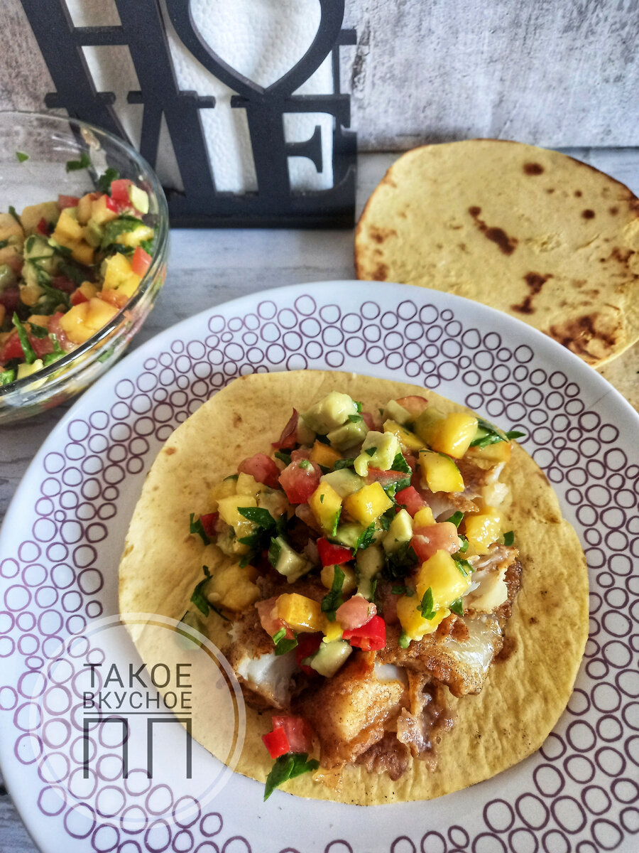 Рыбные тако с соусом сальса