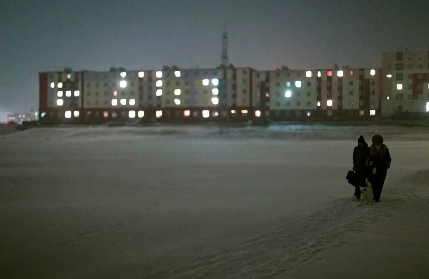 В далеком северном городе. Полярные зори мурманск. Ночной зимний мурманск. Поселок дудинка. Северное сияние ямал салехард.