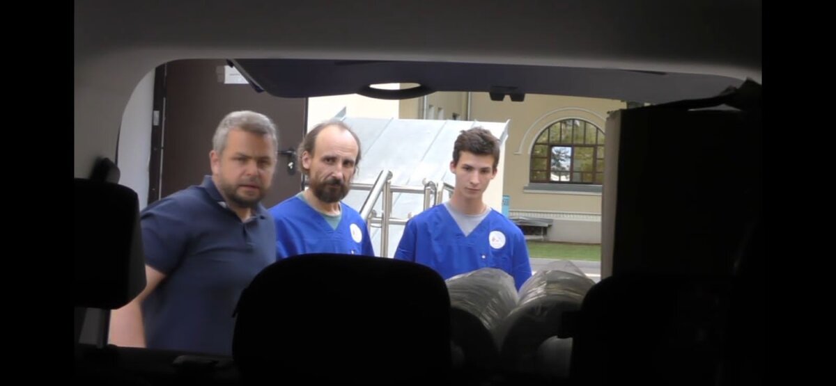 На фото – главный врач ЦКБ им. Святителя Алексия Алексий Юрьевич Заров, врач и священник больницы иерей Игорь Блинов, продюсер медиаресурса «Святые online» Алексей Блинов.#украина 