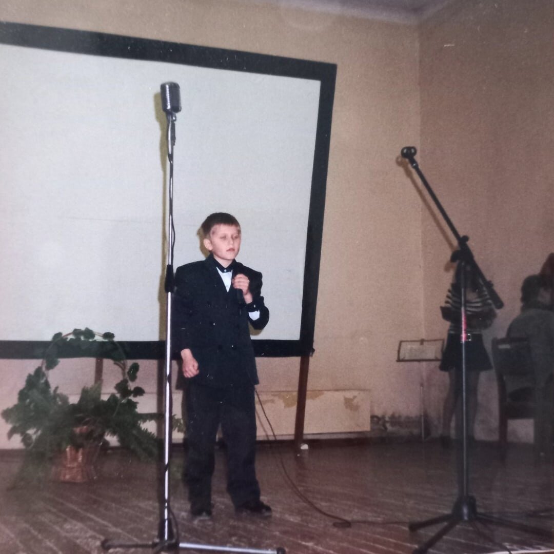  Тут я уже выступаю с какой-то песней, 2 или 3 класс, тогда я уже попал в школьный хор