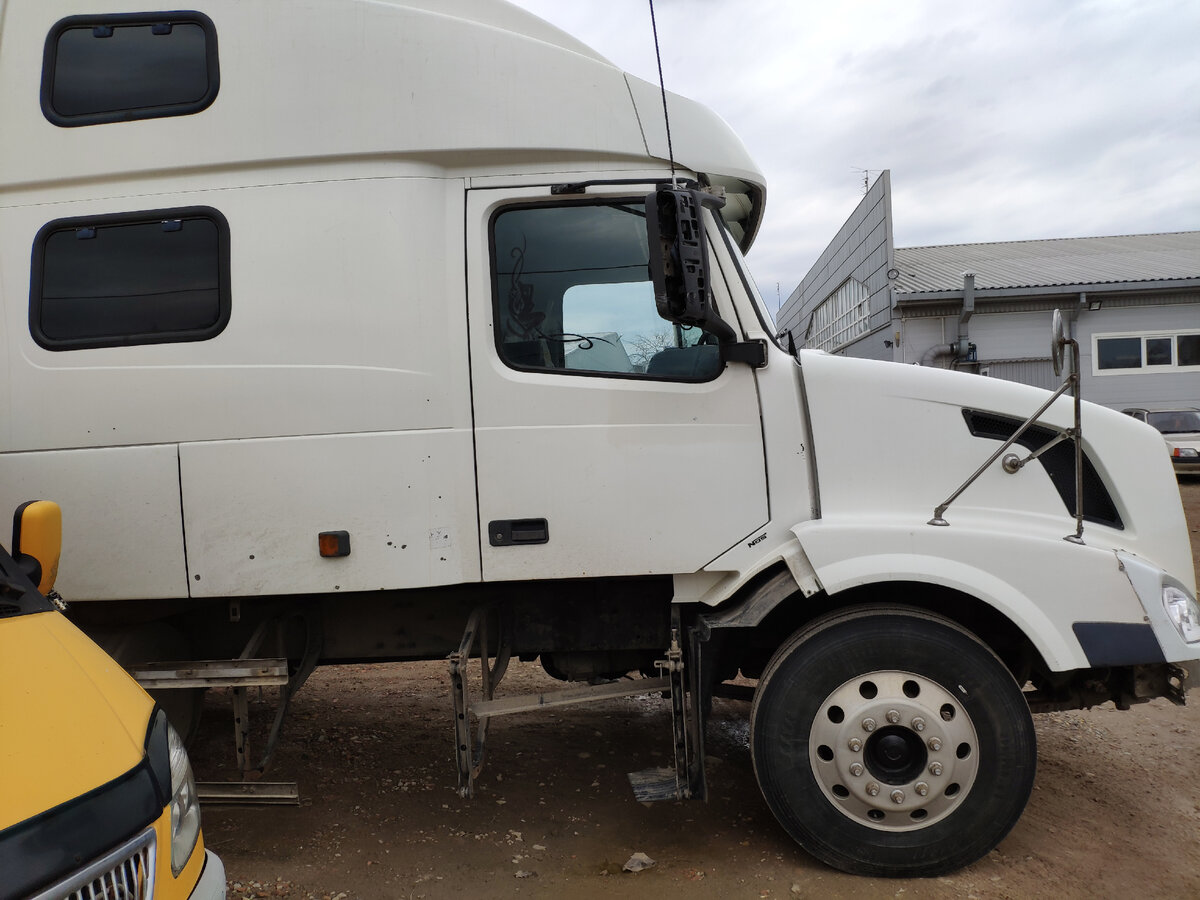 Если покрасить в цвет кузова накладки для фар, то вообще "завод"