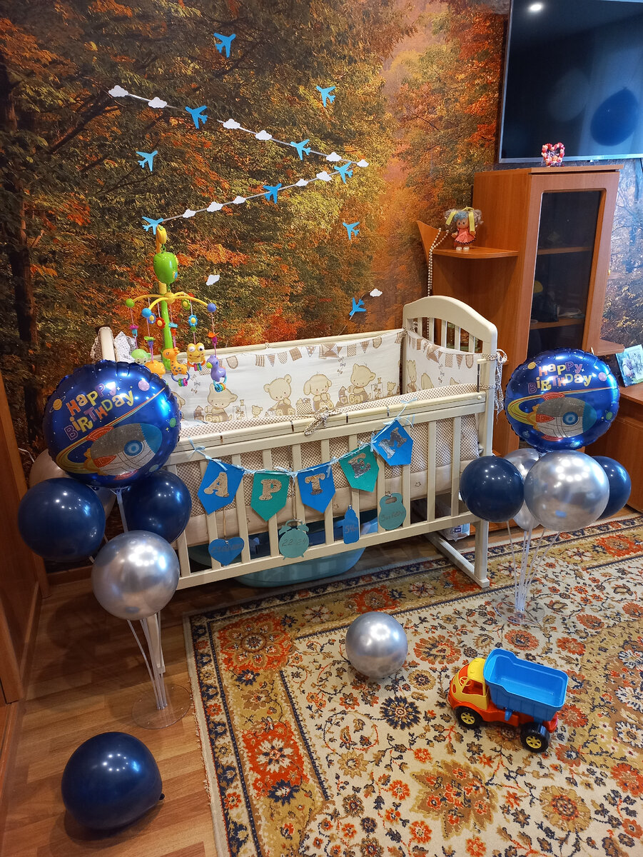 Подготовились к встрече главного мужчины 😍 машинка на полу подарок от бабули😍
