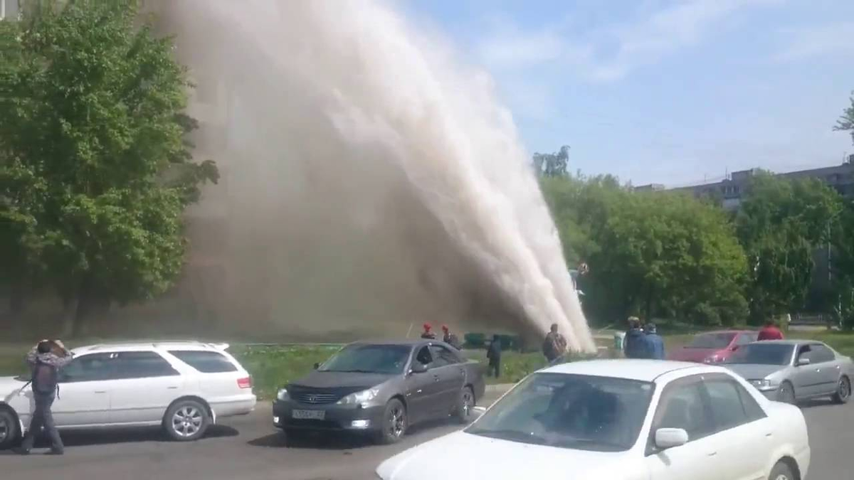 Выльется наружу. Прорыв трубы фонтан. Фонтан воды авария труба. Прорыв труб Барнаул. Прорыв канализации фонтан.