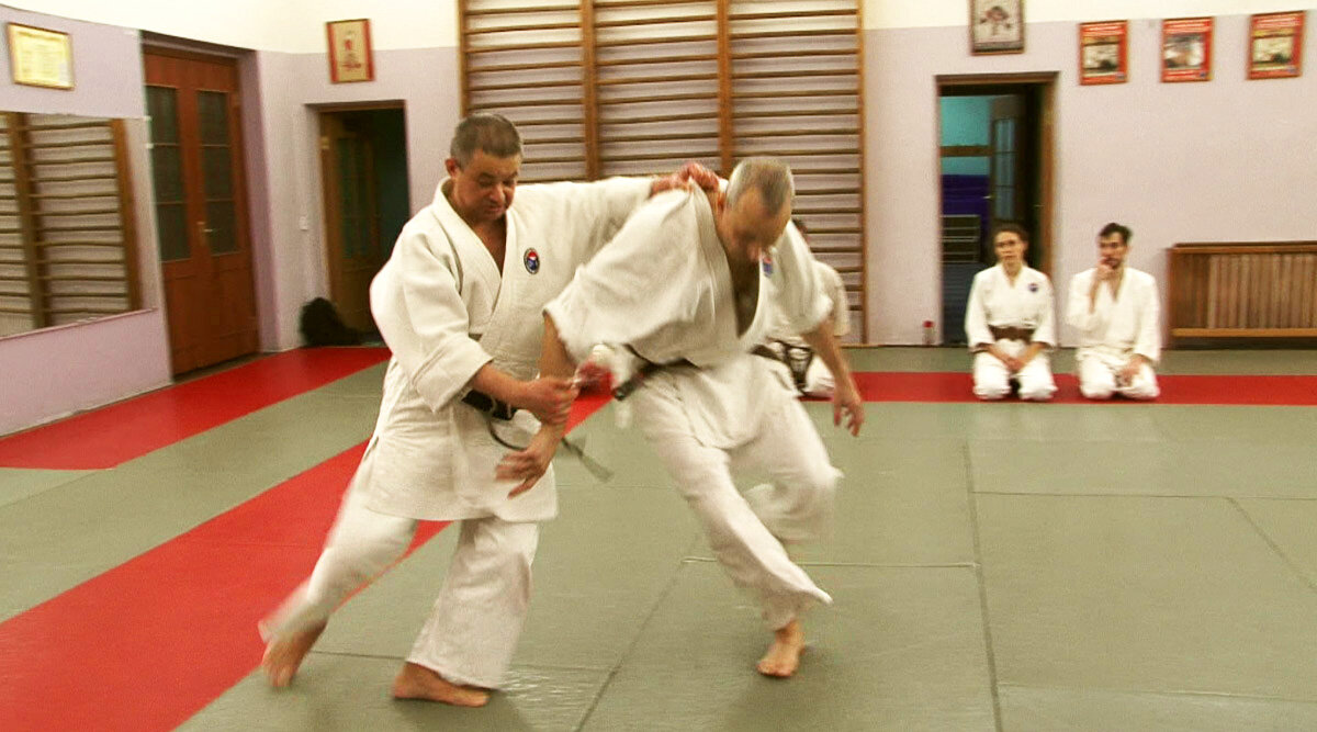 Для выполнения вращательных движений очень важно зафиксировать свой собственный центр тяжести.