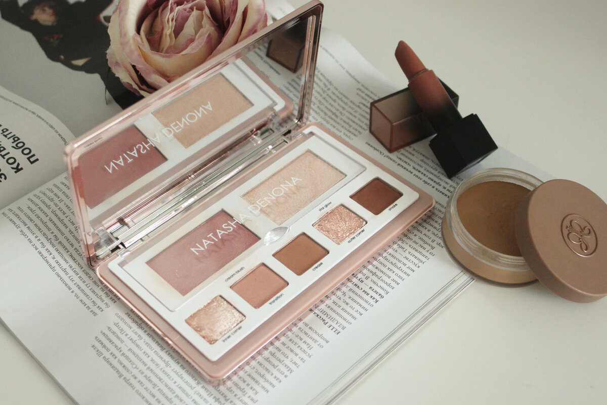 Мои любимые кремовые текстуры - палетка Natasha Denona Glam Face в оттенке Light, бронзер Anastasia Beverly Hills в оттенке Sun Kissed, помада Huda Beauty Cream Glow в оттенке Rajah.