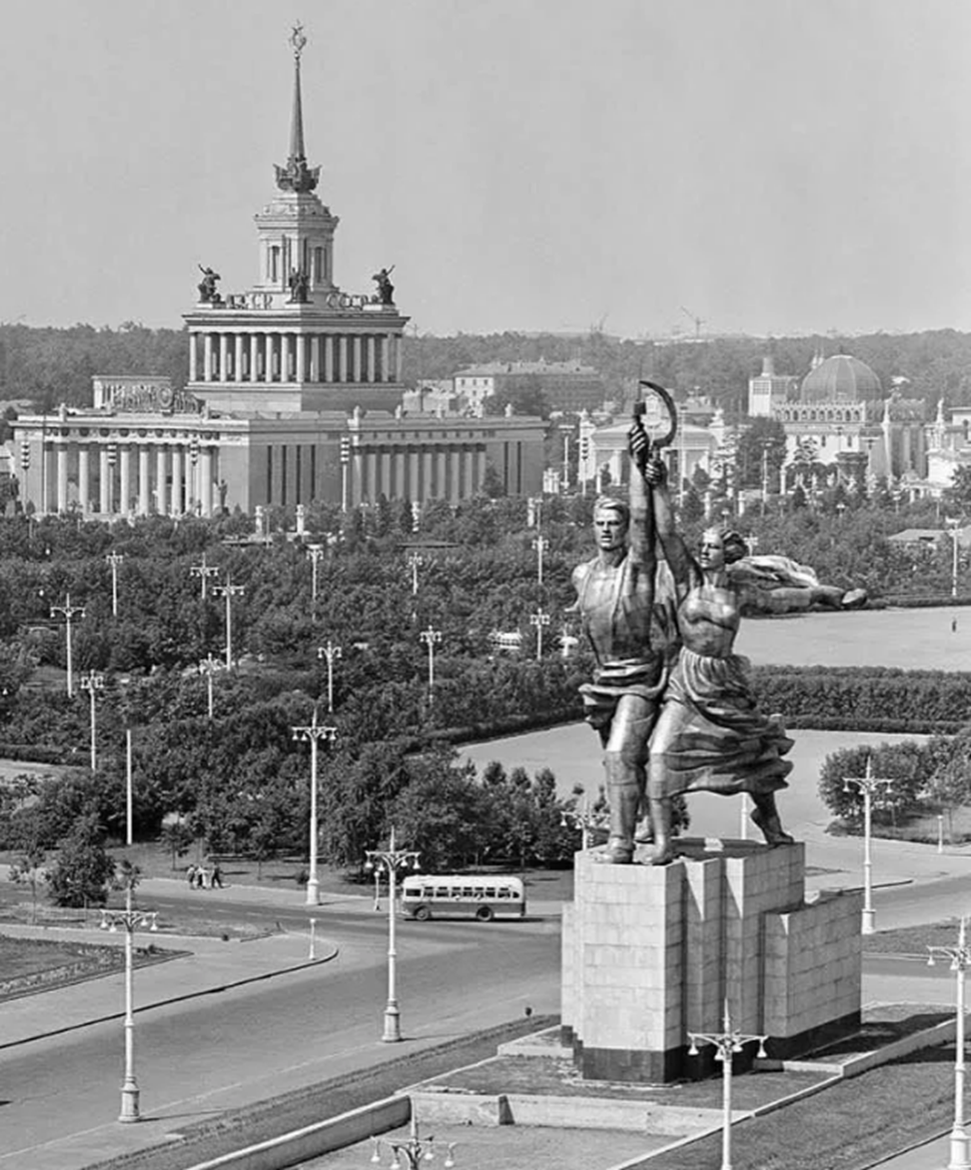 Вднх памятник рабочий. Памятник рабочий и колхозница в Москве на ВДНХ. Скульптура Мухиной рабочий и колхозница. Монумент «рабочий и колхозница» веры Мухиной (1937). ВДНХ памятник колхознице.