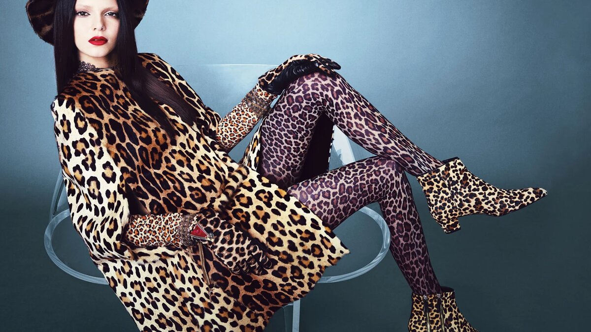 Девушка в леопардовой одежде