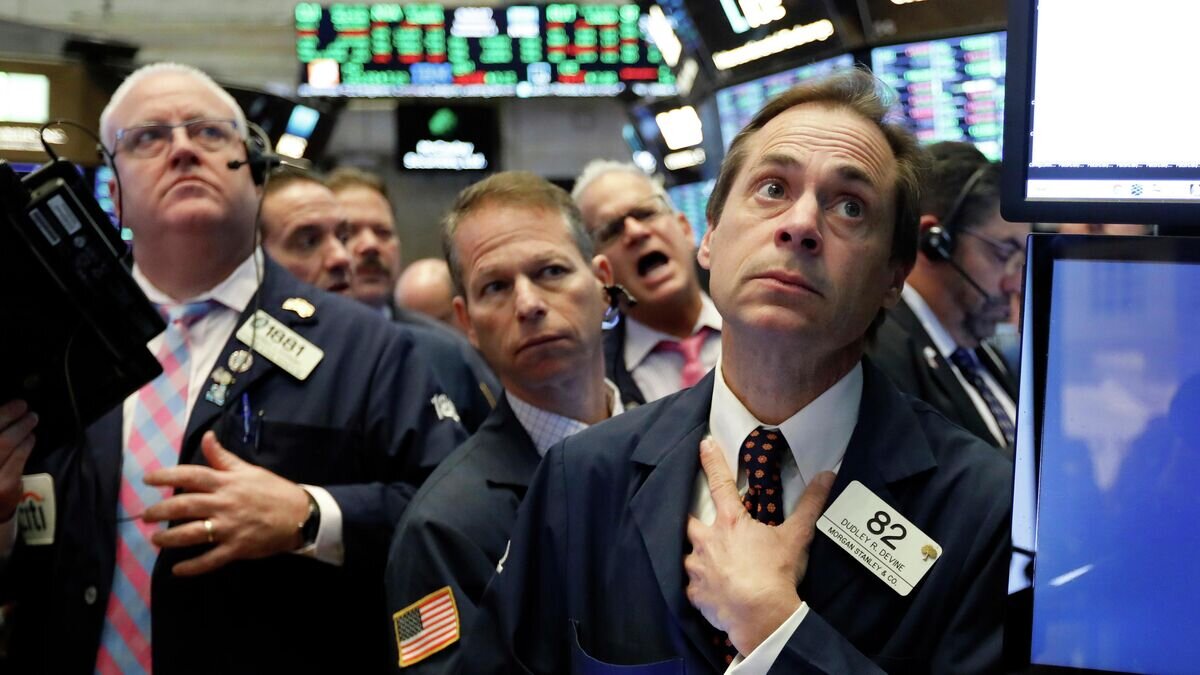    Трейдеры на Нью-Йоркской фондовой бирже© AP Photo / Richard Drew