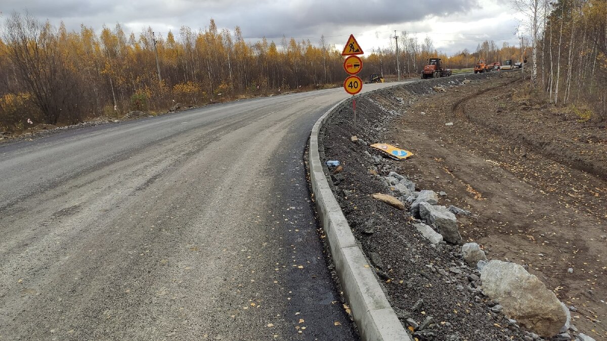 В Нижнем Тагиле дорогу без ливневки «одели» в бордюры (фото) | Новости  Нижнего Тагила | Дзен