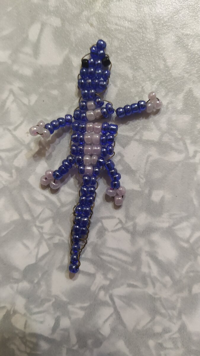 Вот такую ящерицу я сплела на первом занятии, правда на лапке по ходу проволока переломилась.