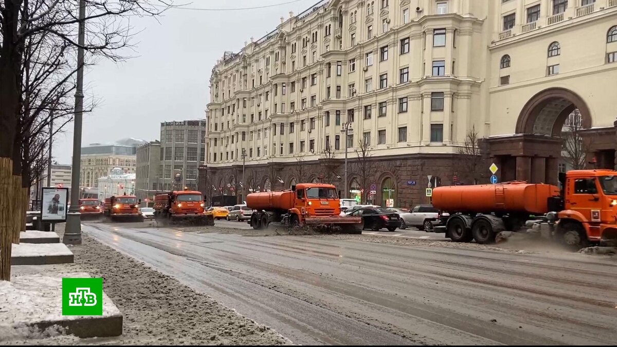    В Москве к устранению последствий непогоды привлекли более 75 тысяч рабочих