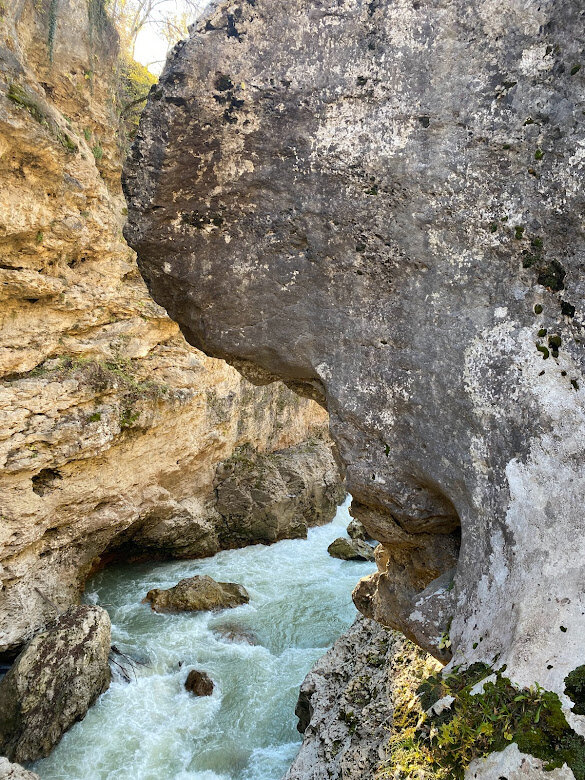 Уникальные скальные формы теснины 