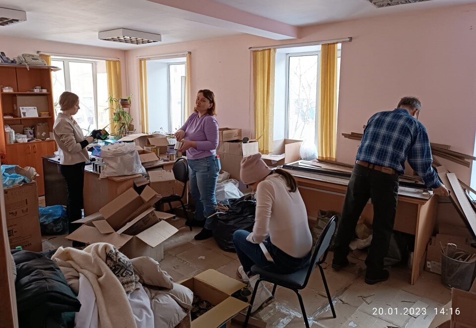     Около ста волонтеров посещают мини-цех по производству свечей. Фото предоставлено героем публикации