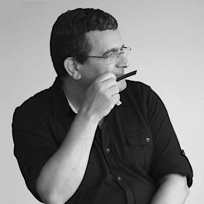 Рамон Бехар — испанский предприниматель, парфюмер, основатель нишевых брендов Ramon Molvizar, Ramon Bejar и Cuarzo The Circle. Родился и вырос в Барселоне, изучал психологию в Берселонском университете. В 1977 открыл собственную лабораторию и начал практиковать создание парфюмерных композиций. В 1990-м зарегистрировал компанию Bejar Signature, в рамках которой в 1999-м запустил бренд Ramon Molvizar. Материал взят из свободного источника.