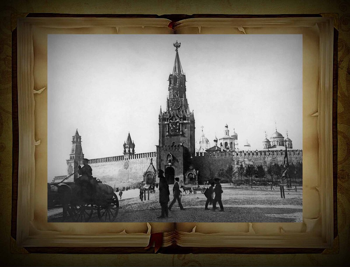 Les campanades són el famós rellotge de la Torre Spàsskaia del Kremlin de Moscou, que tots els residents de Rússia han vist si alguna vegada ha vist la televisió la nit de Cap d'Any.