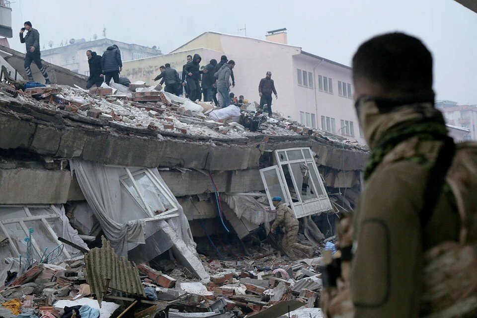     Землетрясение в Турции стало небывало сильным.  REUTERS