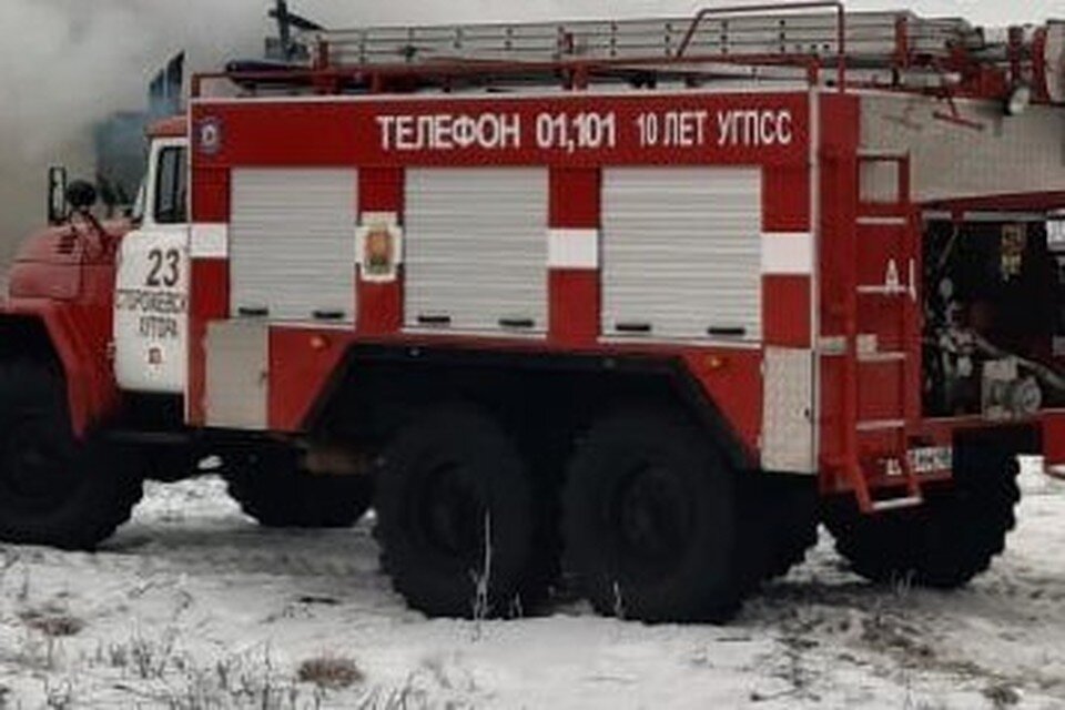     Пожарные вынесли из горящей бани под Липецком три газовых баллона  Пресс-служба ГУ МЧС Липецкой области.