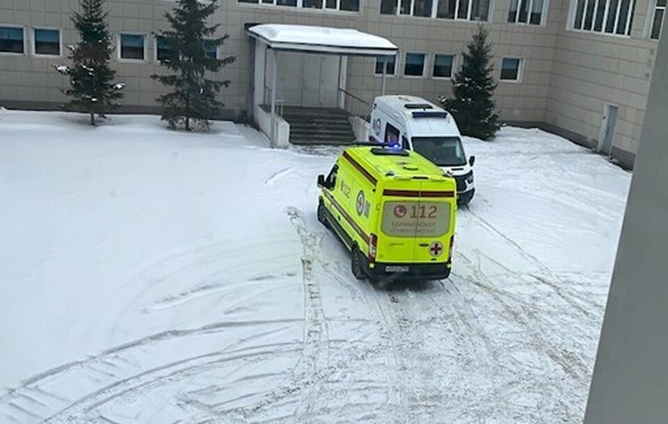     Кареты скорой помощи у Лицея №10.