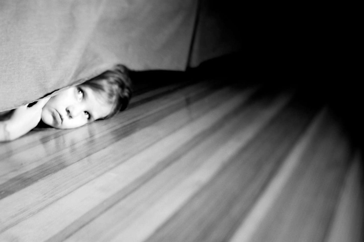 Ребенок под кроватью