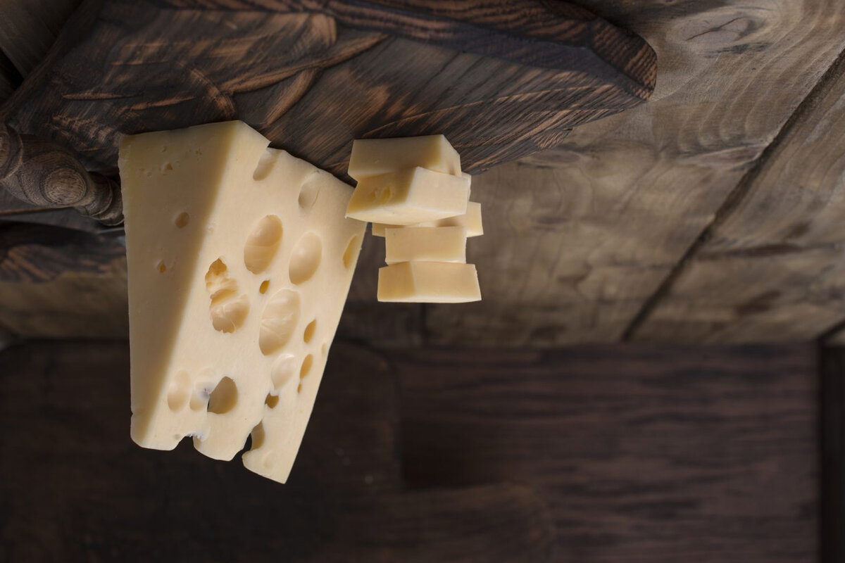 Любители сыра, возможно, обрадуются, узнав, что их любимая еда является одним из древнейших деликатесов на планете, который человек начал употреблять тысячелетия назад.

Если быть точным, около 7200 лет назад. Именно к такому выводу пришли ученые, изучив остатки керамической посуды в деревнях Поклонник и Данило Битинь, которые находятся на территории Хорватии. Эти поселения были основаны приблизительно в 6-м тысячелетии до н.э. Судя по всему, их жители занимались разведением скота и созданием молочной продукции. Анализ осколков керамической посуды показал, что часть из них использовалась для хранения мяса и рыбы, другая — для молока, а в некоторой хранился сыр. Возраст последней составляет около 7200 лет.

Полученные данные совпадают с представлениями ученым о том, что сельское хозяйство начало распространяться в Европе около 9000 лет назад. Примечательно, что следы ферментированных продуктов на керамике относятся к более позднему периоду, чем просто следы молока: нашим далеким предкам понадобилось около 500 лет, чтобы освоить производство сыра. Возможно, археологи смогли обнаружить следы одних из самых первых фермеров Европы.

Интересно, что вино люди начали пить около 8000 лет назад. Возможно, древние люди решили найти подходящую закуску к вину и поэтому изобрели сыр?..