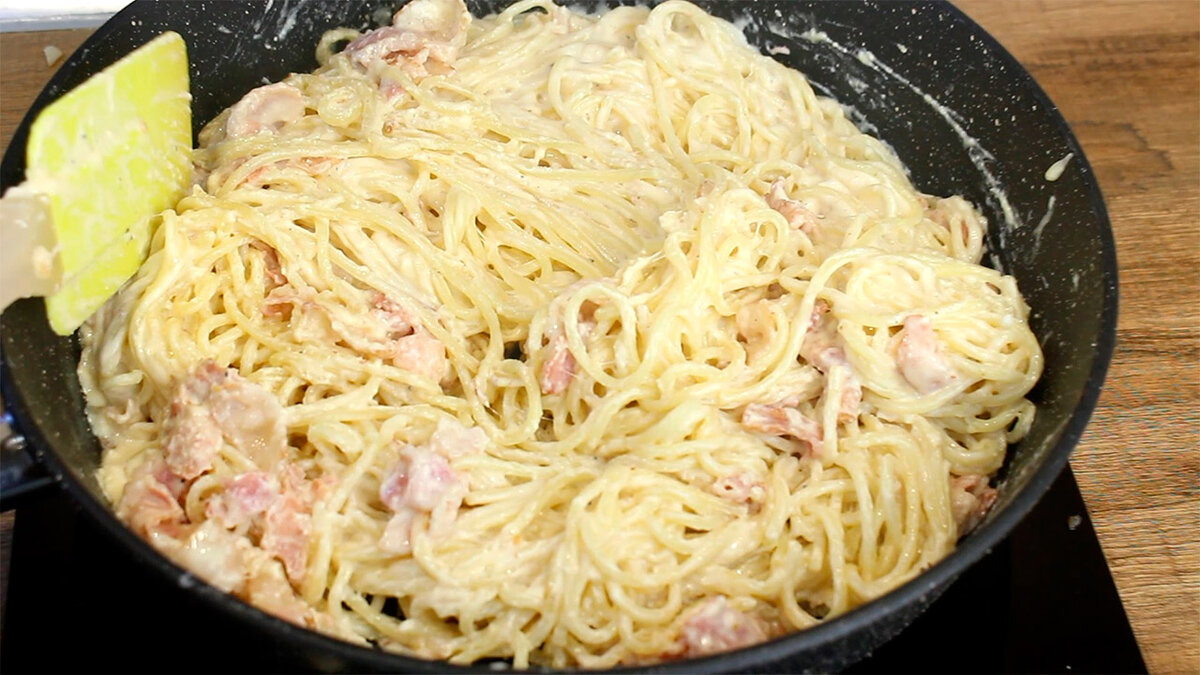 Всем большой привет. Сегодня приготовим вкусное и простое в приготовлении блюдо - паста Карбонара. 📕Рецепт: 👨🏻‍🍳Как готовить:⤵️⤵️⤵️ Для начала нарежем бекон на кусочки и мелко нарежем чеснок.-9