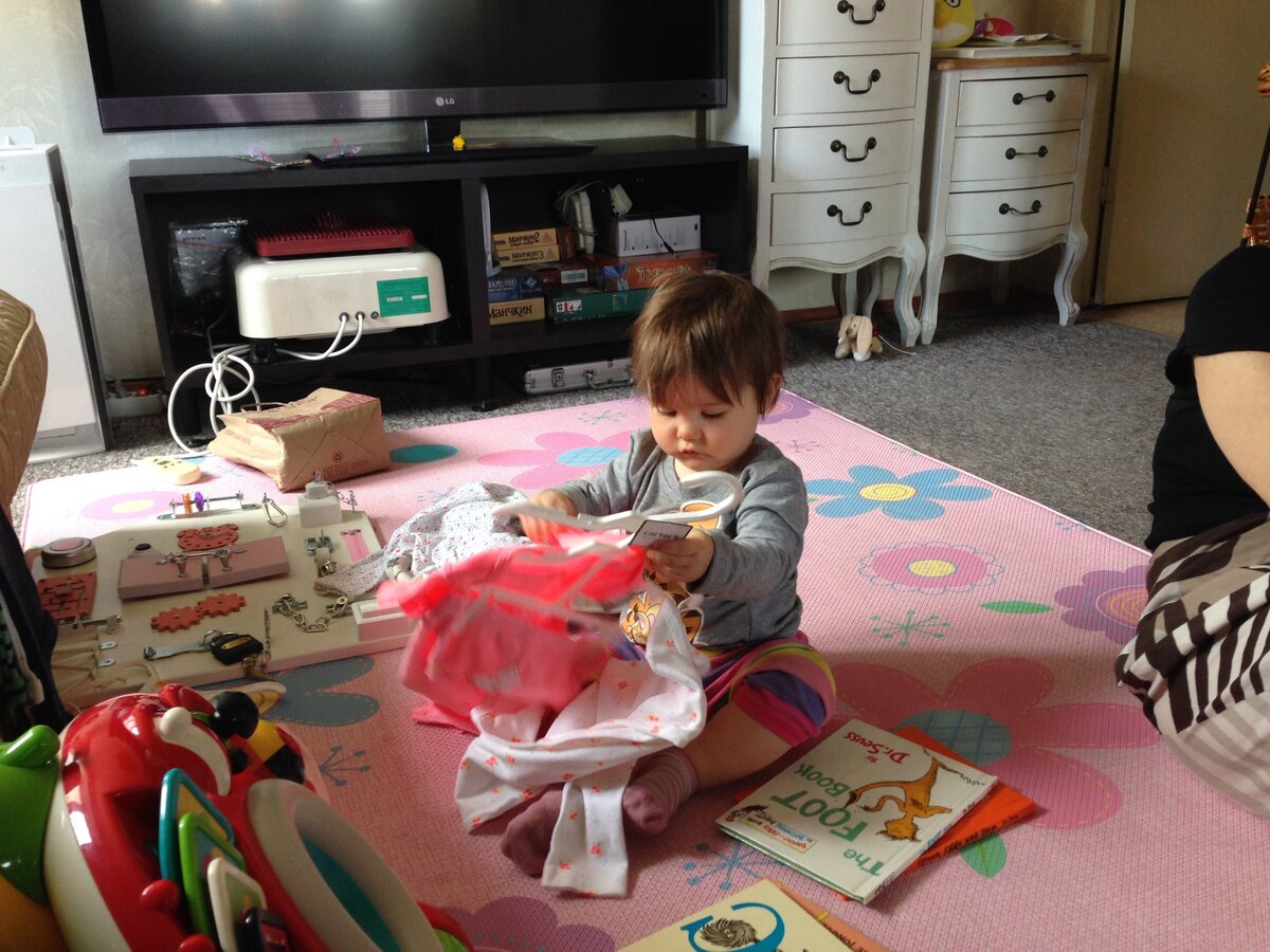 Сегодня эта кроха стала первоклассницей:)