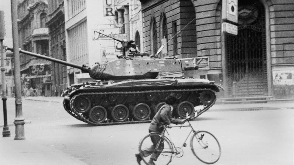 Фото: File / AP📷Чилийские военные дружно поддержали генерала Аугусто Пиночета (на фото: танк движется по направлению к дворцу Ла-Монеда)