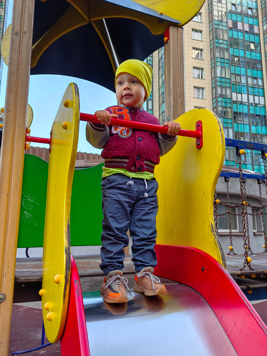 Любит развлечения для детей постарше. Выбирает всегда высокие горки