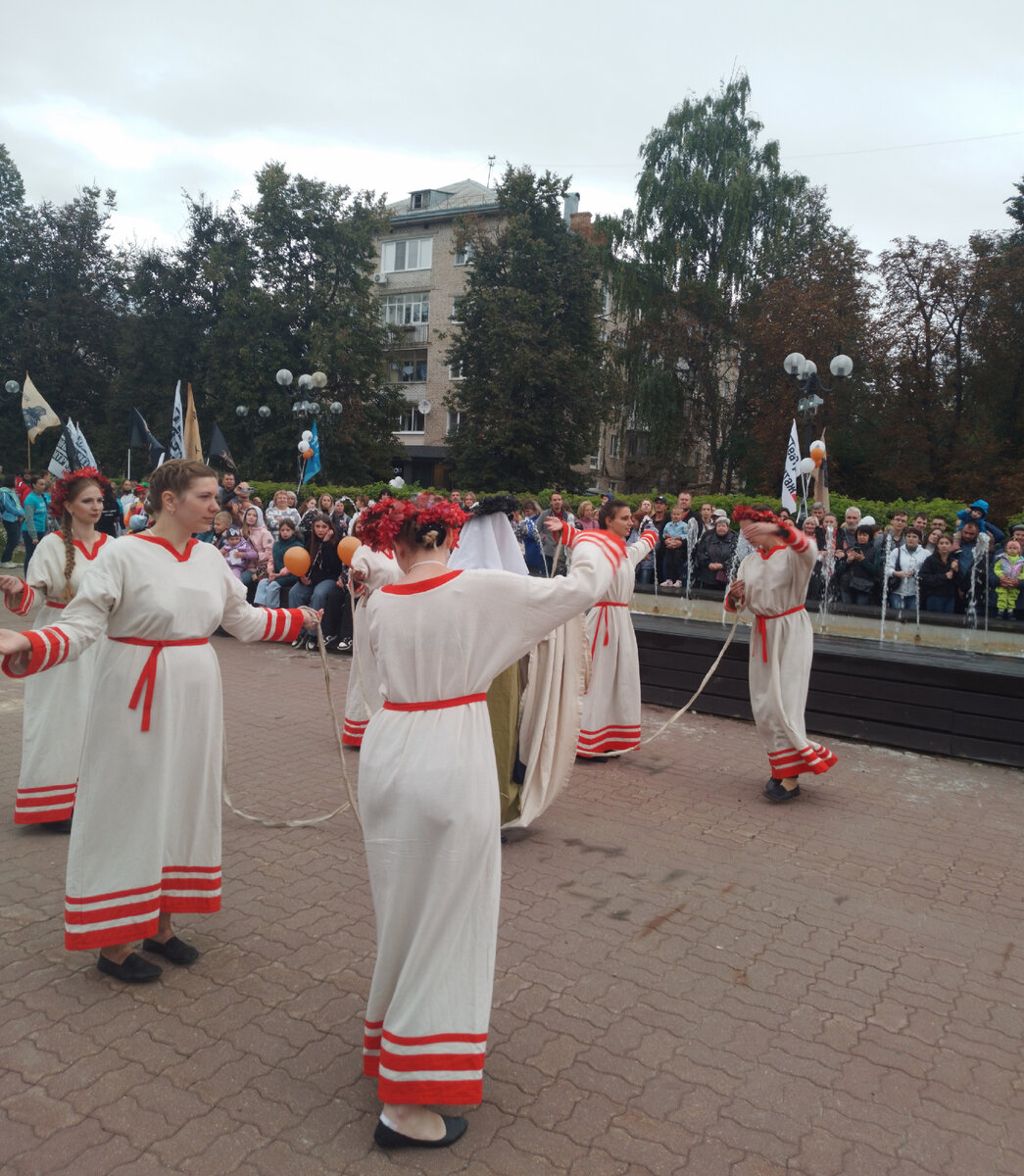 По уже сложившейся традиции, в Туле,  в дни города проходит "Театральный дворик".  В этом году- это уже XV Международный фестиваль уличных театров. 9/09/2023. 16:00.-17