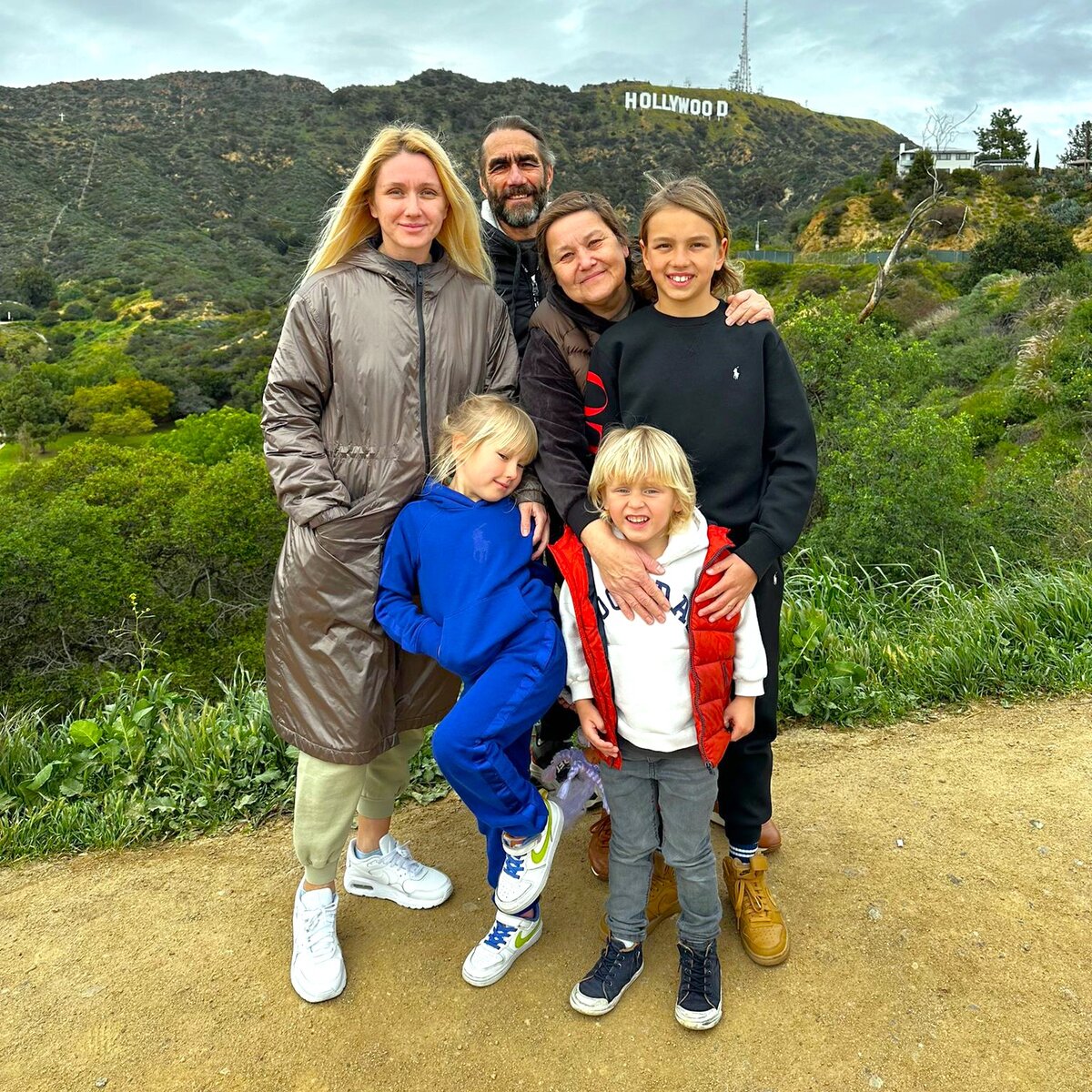 Клиент Ксения с детьми и родителями - фото из личного архива