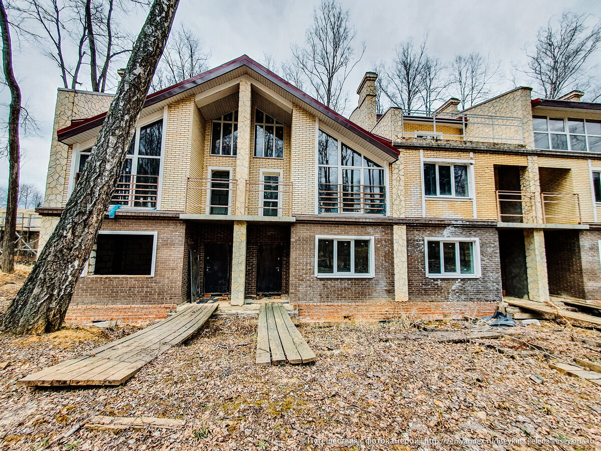 элитный посёлок призрак в подмосковье. морозовка коттеджный поселок заброшенный. заброшенный поселок яхрома. заброшенный коттеджный поселок в подмосковье. заброшенный коттеджный поселок-призрак в подмосковье.