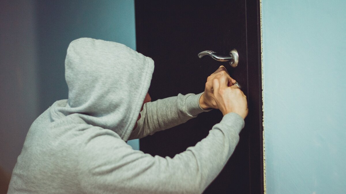     Мужчина и женщина, сговорившись, обокрали квартиру, сообщили в ГУ МВД России по Ставрополью.