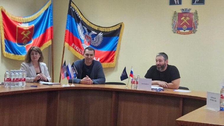    Первый экземпляр книг вручили главе Волновахского района Константину Зинченко