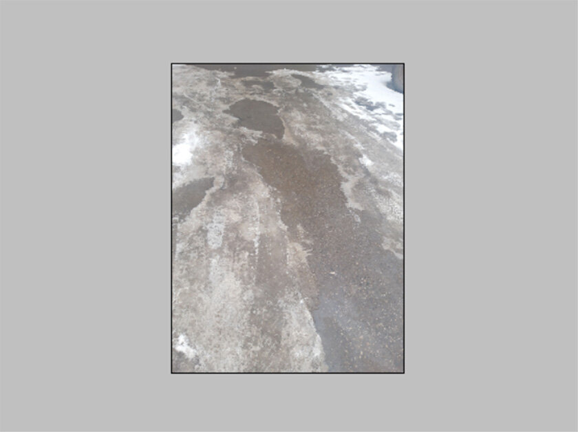 Женщина на асфальте