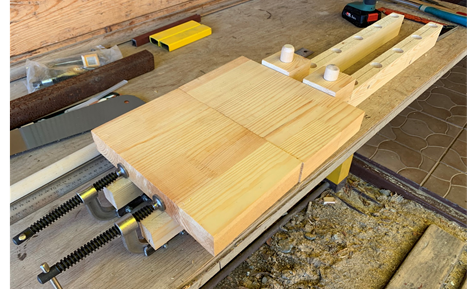 Фото 1. Готовая деревянная струбцина 